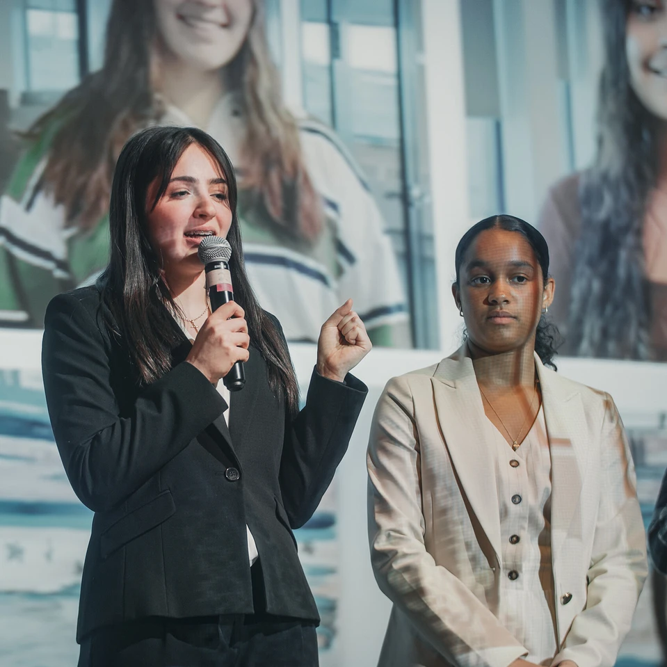 trois élèves engagés sur une scène dont l'une avec un micro