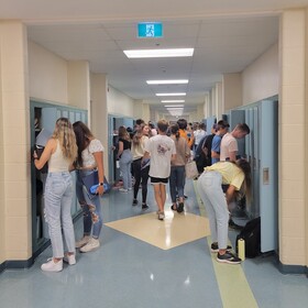 plusieurs élèves à leur casier