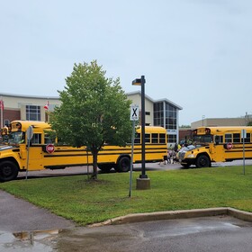deux autobus devant l'école