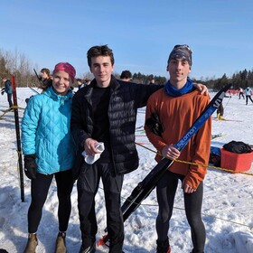 trois élèves en sortie de ski de fond